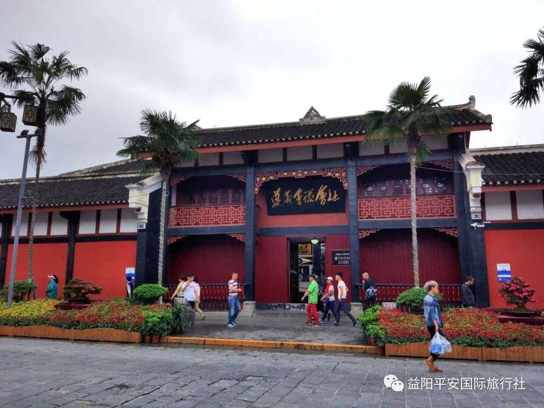 貴州黃果樹大瀑布、梵凈山、西江千戶苗寨、荔波大小七孔、鎮(zhèn)遠(yuǎn)古城遵義會(huì)議會(huì)址、息烽集中營(yíng)汽車七日游