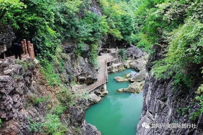 貴州黃果樹大瀑布、梵凈山、西江千戶苗寨、荔波大小七孔、鎮(zhèn)遠(yuǎn)古城遵義會(huì)議會(huì)址、息烽集中營(yíng)汽車七日游